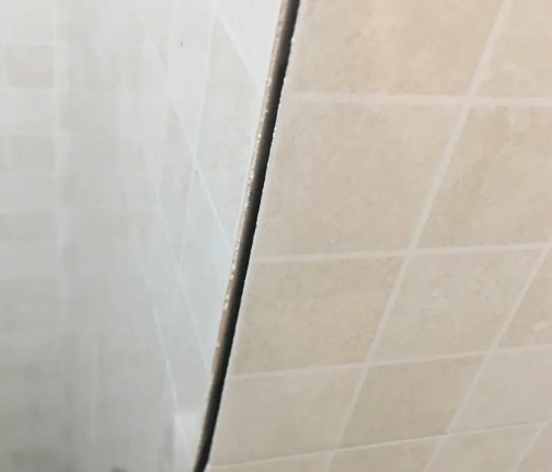 墨脱瓷砖空鼓维修公司分享阳台瓷砖脱落的修复过程可以分为以下几个步骤