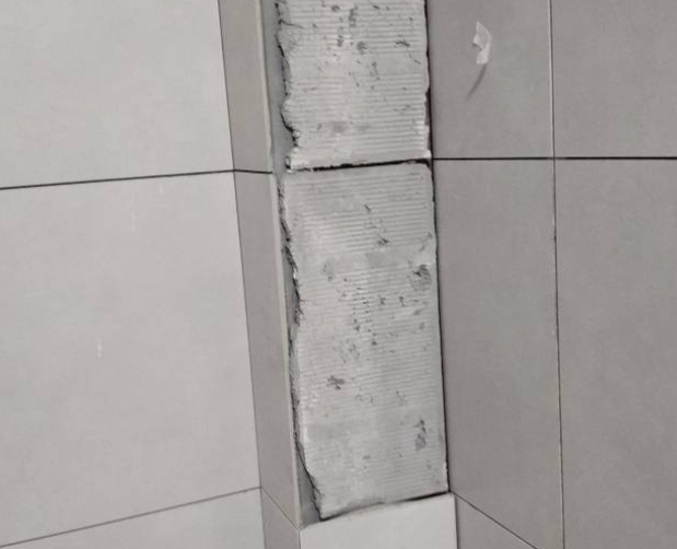 墨脱瓷砖空鼓维修公司分享下瓷砖施工前基层浇水润湿程度不足，可能导致以下问题